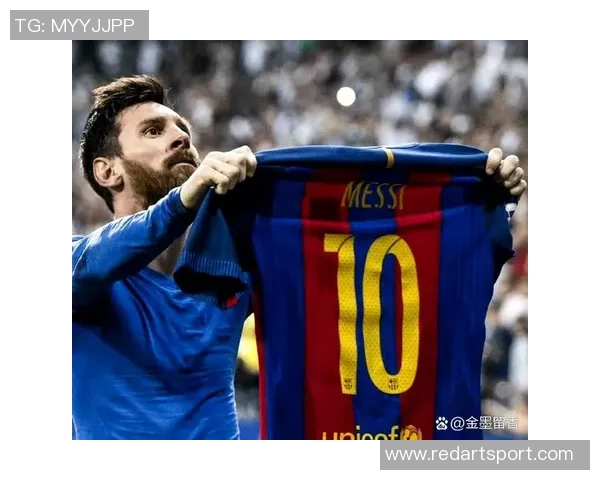 《足坛传奇人物：从梅西到C罗，全球足球明星的辉煌与争议》